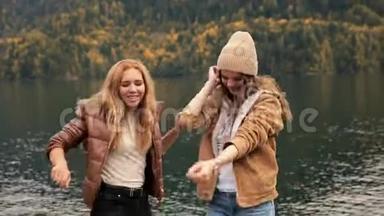 失败的两个女孩在湖上的背景下，山舞为一个博客和<strong>笑声</strong>。 社交媒体旅游